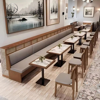 Ensemble de meubles de restaurant, café et bar moderne, tables rondes en marbre, banquettes en cuir gris incurvées et chaises en bois