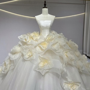 Vestido de Novia JFH24 Vintage con Cola Larga, Corsé y Tela de Tul con Flores 3D - Product Image 3