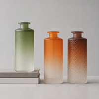 Bouteilles diffuseurs à roseaux en verre transparent gaufré multi-tailles en gros avec logo personnalisé sérigraphié et estampé à chaud pour la décoration intérieure