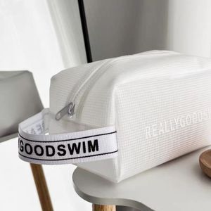 Bolso de mano de PVC a cuadros, bolso de mano impermeable, bolsos de mano de cosméticos personalizados a la moda para almacenamiento de viaje, mujeres y hombres - Product Image 5