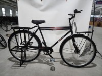 Vélo de ville avec moteur à essence, cyclomoteur, vélo avec paniers de transport, vélo classique ancien, grand vélo de transport, vélo vintage