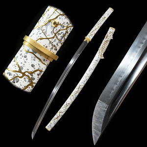 Espada Samurai: Serie <span class=keywords><strong>Alma</strong></span> <span class=keywords><strong>de</strong></span> la Montaña Yotei, Noche Oscura, Hoja <span class=keywords><strong>de</strong></span> Acero T10 Dorada con Endurecimiento Diferencial y Templado en Arcilla, Réplica <span class=keywords><strong>de</strong></span> Accesorio Cinematográfico - Product Image 1