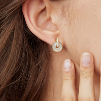 Parure de bijoux Gemnel en argent 925 avec pendentif cercle double entrelacé en nacre et zirconiums blancs pavés, et boucles d'oreilles pendantes