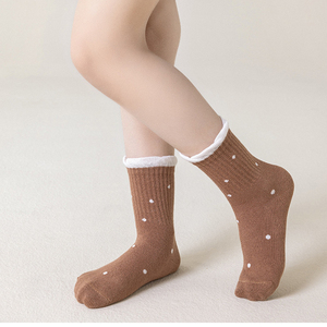 Muestra Gratuita de Calcetines Deportivos Unisex de Alta Calidad, Secado Rápido, Personalizados, con Logotipo Tejido y Estampado Completo en Rojo y Verde, Aptos para Diabéticos - Product Image 4