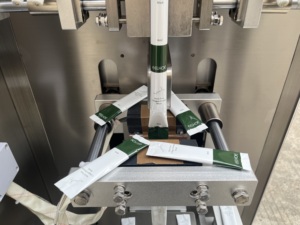 เครื่องบรรจุภัณฑ์แบบอัตโนมัติหลายเลน ระบบขับเคลื่อนด้วยเฟือง พร้อมระบบปิดผนึกด้านหลัง บรรจุ ซีล และพิมพ์วันที่ ความเร็วสูง ความแม่นยำสูง - Product Image 2