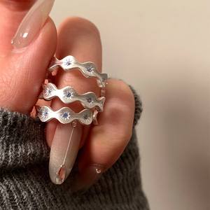 Anillo de Plata de Ley S925 con Diamante Azul, Diseño de Estrella Cepillada, Corte Ovalado Elegante, Anillo para el Dedo Índice con Diseño de Nicho, Sensación de Lujo y Alta Gama - Product Image 2