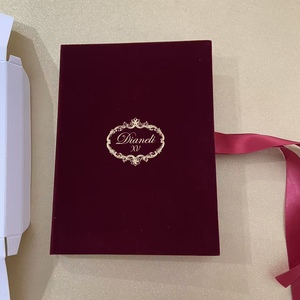 Élégante suite d'invitations de mariage en acrylique avec pochette en velours bordeaux et dorure à chaud personnalisée - Product Image 2