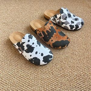 Zuecos de Cuero Vacuno con Bordado de Telaraña y Hebilla Ajustable, Suaves, Transpirables, Antideslizantes, con Forro de Cuero Genuino para Mujer y Hombre - Product Image 1