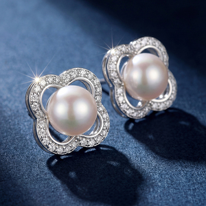 ต่างหูมุกขาวประดับเพชร CZ รูปใบโคลเวอร์สี่แฉกชุบเงินทองแดงสำหรับผู้หญิง ต่างหูรูปดอกไม้มงคลประดับเพชรซิร์คอนและมุก ของขวัญเครื่องประดับ - Product Image 5