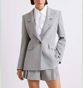 Blazer elegante gris a rayas para mujer con tachuelas plateadas, cierre de un solo botón y bolsillos con solapa, ideal para la oficina. - Product Image 5