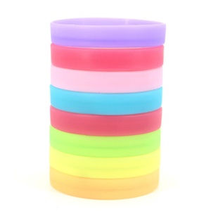 Bracelet en silicone Youmigift le moins cher, personnalisable avec logo, texte, couleur et taille, lumineux dans le noir - Product Image 2
