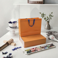 Boîte cadeau en papier enduit réutilisable de qualité supérieure avec couvercle à fermeture magnétique, doublure en éponge, finition vernie pour l'emballage de bijoux