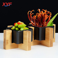 Modern design creatief servies van 3 witte keramische noten- en fruitschalen met bamboe houten dienblad