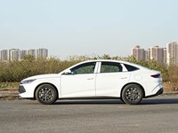 Nouveau BYD Qin L DM-i 2026, autonomie de 128 km en mode électrique, 2148 km d'autonomie totale, empattement de 2790 mm, Euro VI, conduite à gauche 	 Nouvelle berline hybride électrique chinoise
