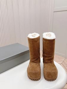 Zapatos de diseñador de alta calidad para hombre y mujer. Botas de diseñador para hombre, de caña baja, con forro de piel, en combinación de colores blanco y negro. - Product Image 4