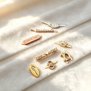 Étiquettes métalliques personnalisées gravées sur mesure avec logo de marque pour vêtements, accessoires de maillot de bain, lingerie et vêtements. - Product Image 2