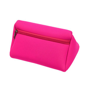 Sac de voyage en néoprène personnalisé avec logo élégant, sac à cosmétiques, design triangulaire, imperméable, durable, trousse de toilette, pochette à cosmétiques - Product Image 1