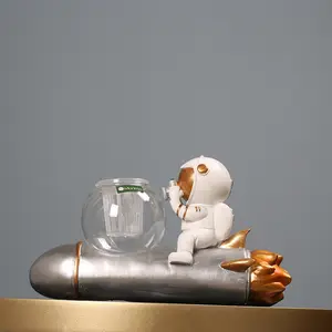 Vendita calda immagine del fumetto ornamento artigianale carino astronauta modello di scultura in resina decorazione artistica per la casa compleanno bambino regalo in resina
