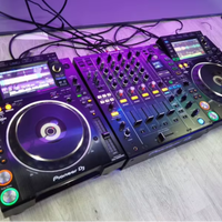 Ensemble d'équipement DJ professionnel pour club et bar, comprenant un lecteur multimédia Pioneer DJ CDJ-2000NXS2 et un mixeur professionnel DJM-900NXS2