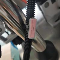 Étiqueteuse de bouteilles rondes en plastique de réactif de différentes tailles de bouteilles adaptées à la main