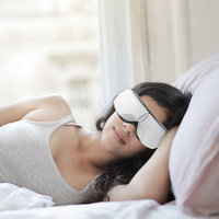 Le dispositif de soin des yeux à compresse chaude peut soulager efficacement la fatigue oculaire. Il s'agit d'un appareil de massage des yeux rechargeable