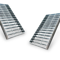 Grille métallique soudée sur mesure en acier galvanisé pour couvercle de tranchée de drainage de passerelle extérieure, avec services de soudage et découpe