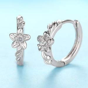 Orecchini a cerchio con fiore placcato in argento e zirconi rotondi incastonati a griffe, regalo romantico per donna. - Product Image 3