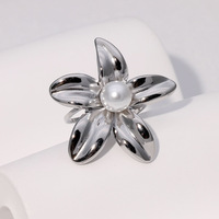 Bague Fleur Polyvalente, Luxe Inaltérable, Style Simple et Raffiné, Tendance Française, Effet Perle Synthétique Haut de Gamme en Acier Inoxydable