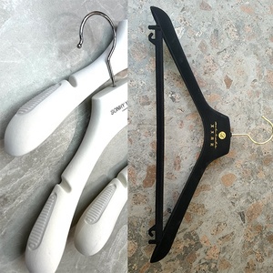 Custom di <span class=keywords><strong>lusso</strong></span> nero Beige bianco di plastica floccante appendiabiti floccato appendiabiti felpe gonna velluto <span class=keywords><strong>grucce</strong></span> con logo - Product Image 4