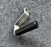 Poignée ergonomique en acier inoxydable pour machine à câble, accessoire de traction pour système de câbles de gym, idéal pour les exercices de pulldown latéral et de rame.
