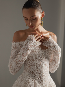 Abito da <span class=keywords><strong>sposa</strong></span> C679 a trapezio con scollo a cuore, maniche lunghe a spalle scoperte, interamente in pizzo, di alta qualità, con perle - Product Image 2