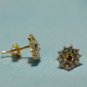 Elegantes Pendientes de Oro de 22K con Diseño Floral, Pétalos de Diamantes y Centro de Piedra Roja, Joyería Clásica de Diseñador para Mujer - Product Image 2