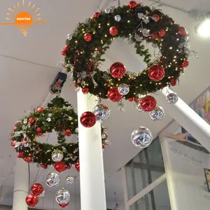 พวงมาลัยห้อยประตูพีวีซีเข็มสนสำหรับตกแต่งเทศกาลคริสต์มาสแบบมีไฟ LED ประดับงานกลางแจ้ง