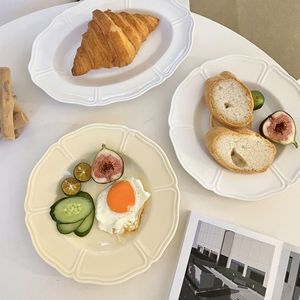 Assiette en céramique de style rétro européen haut de gamme, motif dentelle en relief, blanc pur, jetable, pour petit-déjeuner et collations, vaisselle - Product Image 4