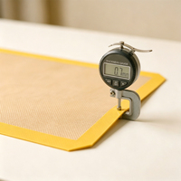 Tapis de cuisson en silicone platine à bords jaunes, certifié FDA LFGB, renforcé de fibres de verre, antiadhésif, résistant à la chaleur, enroulable, pour four