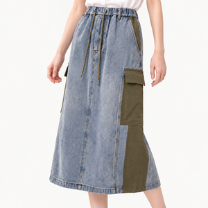 Falda midi cargo de mezclilla para mujer, azul lavado, con patchwork, bolsillos con solapa en contraste, cintura elástica con cordón, abertura trasera, venta al por mayor - Product Image 1