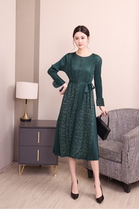 Robe maxi élégante à col en V plissée, écologique, tissée, noire texturée, décontractée pour femmes, en stock - Product Image 2