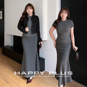 Conjunto de suéter tejido para mujer talla grande Runqi, top gris, falda negra, chaqueta de color sólido con etiqueta y marcas. - Product Image 3