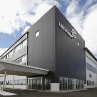 Entrepôt moderne en structure légère d'acier, flexible et personnalisable, bâtiment multifonctionnel de stockage et de traitement avec une durée de vie de 50 ans