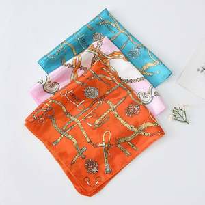 Écharpes carrées en polyester et soie de 50 cm avec logo personnalisé et motif floral, tendance, pour femmes, vente en gros YKH0084 - Product Image 4