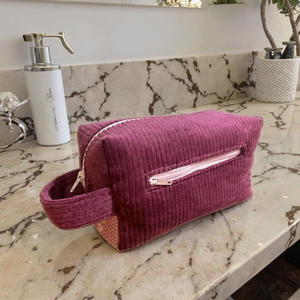 Pochette de maquillage en velours côtelé rose foncé personnalisée en gros, sac à cosmétiques portable écologique à fermeture éclair pour filles - Product Image 5