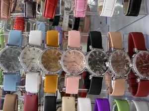 Orologio da donna con cassa rotonda in acciaio inossidabile e cinturino in pelle, orologio alla moda - Product Image 3