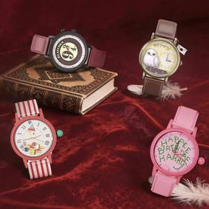 En stock : Boîte mystère de montre en métal authentique avec emballage d'origine ; Montre unisexe co-marquée film et télévision, cadeau d'anniversaire pour 14 ans - Product Image 1