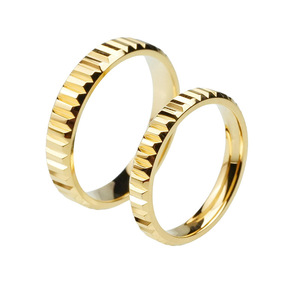 Anelli per Coppie in Acciaio Inossidabile Placcato Oro 18K con Bordo Scanalato, Fedi Nuziali per Lui e Lei - Product Image 1