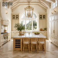 Meubles de cuisine sur mesure de style ferme moderne français, finition crème, avec évier Shaker en argile réfractaire, îlot en chêne avec évier cascade et menuiseries de style manoir