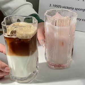 Fábrica al por mayor Simple bebida fría vino café taza de vidrio de forma <span class=keywords><strong>Irregular</strong></span> helado americano Latte taza de café jugo de vidrio - Product Image 1