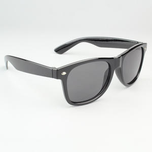 2024 Gafas de sol Unisex de alta calidad UV400 PC Logotipo personalizado Certificado CE Uso al aire libre Opciones multicolores - Product Image 3