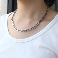 Collier minimaliste en acier inoxydable étanche, forme capsule fine, maillons ovales argentés brillants, chaîne entrelacée pour usage quotidien