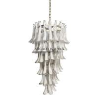 Lustre médiéval français, en verre soufflé à la main, à pétales superposés décalés, dégradé blanc clair, avec kit de chaînes, pour escaliers de villa duplex