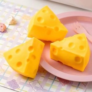 Juguete Sensorial Antiestrés de TPR Suave con Forma de Queso Dorado Realista para Niños, Diversión en el Escritorio - Product Image 1